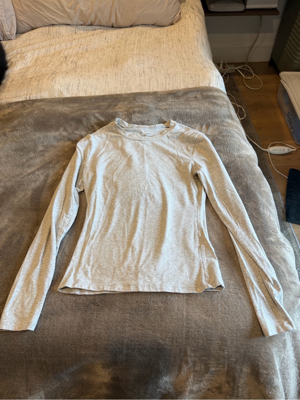 Abercrombie & Fitch Light Gray Long Sleeve Tee